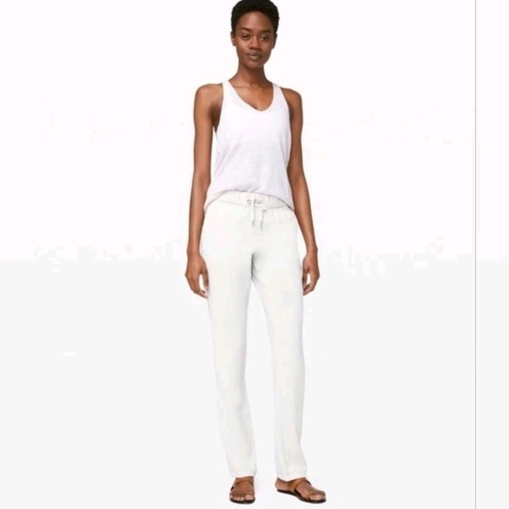 LULULEMON On The Fly Pant In Silverstone Beige Travel Woven Pockets Size 2